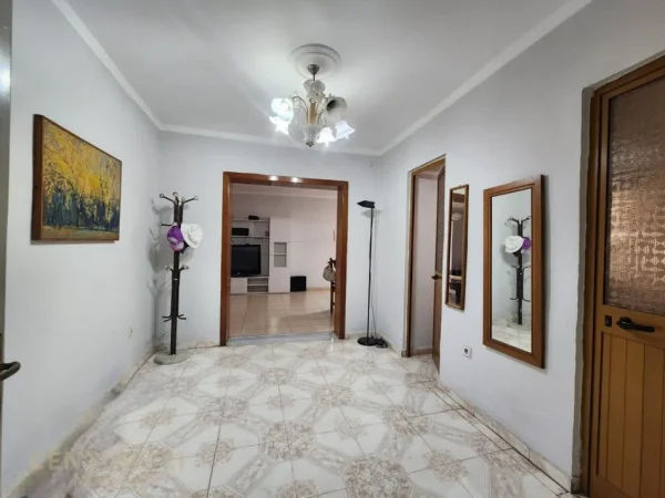 Apartament 2+1+2 per shitje prane Maternitetit te Ri