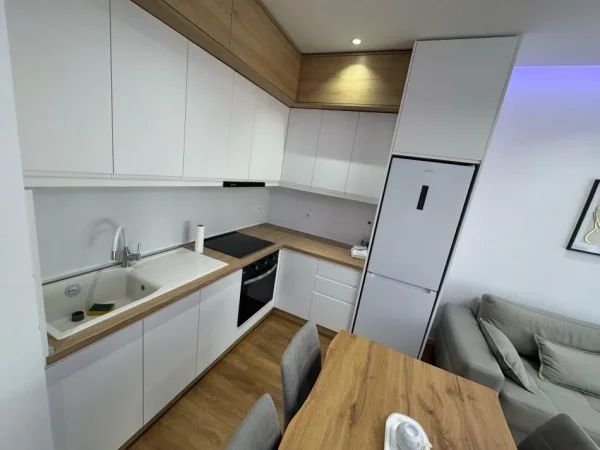 Tirane, jepet me qera apartament 1+1 Kati 4, 56 m² 500 € (Rruga 5 Maji)