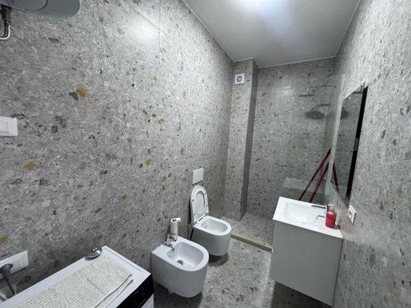 Tirane, jepet me qera apartament 1+1 Kati 4, 56 m² 500 € (Rruga 5 Maji)