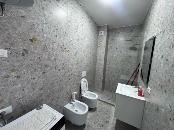 Tirane, jepet me qera apartament 1+1 Kati 4, 56 m² 500 € (Rruga 5 Maji)