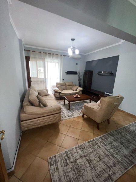 Tirane, jepet me qera apartament 3+1 Kati 2, 110 m² 800 € (Komuna e Parisit)