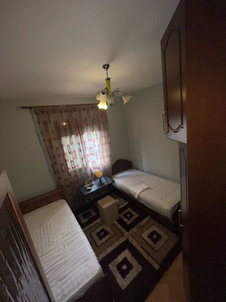 Tirane, jepet me qera apartament 3+1 Kati 2, 110 m² 800 € (Komuna e Parisit)