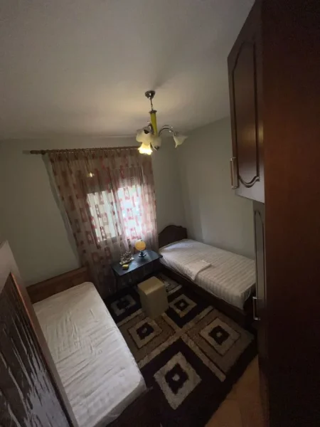Tirane, jepet me qera apartament 3+1 Kati 2, 110 m² 800 € (Komuna e Parisit)
