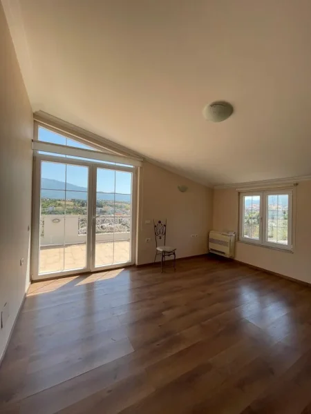 Tirane, jepet me qera Vile 5+1+Aneks+Ballkon Kati 3, 600 m² 4.000 € (TEG)