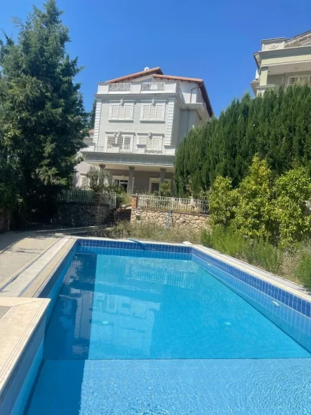 Tirane, jepet me qera Vile 5+1+Aneks+Ballkon Kati 3, 600 m² 4.000 € (TEG)