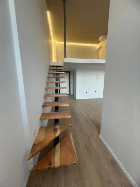 Tirane, jepet me qera zyre Kati 1, 60 m² 450 € (Tirana Golden Park 3 ,Spitali Amerikan 3)