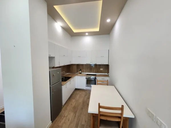 Tirane, jepet me qera apartament 2+1 Kati 1, 90 m² 800 € (Liqeni i Thate)