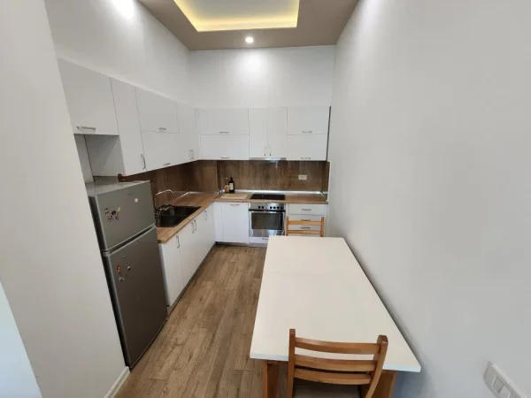 Tirane, jepet me qera apartament 2+1 Kati 1, 90 m² 800 € (Liqeni i Thate)