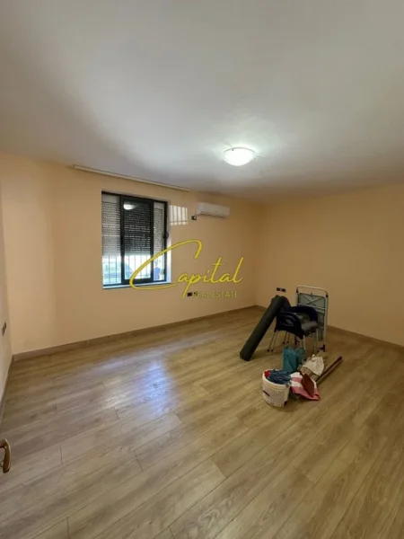 Tirane, jepet me qera ambjent biznesi Kati 0, 65 m² 450 € (21 DHJETORI)