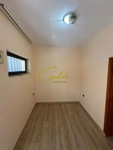 Tirane, jepet me qera ambjent biznesi Kati 0, 65 m² 450 € (21 DHJETORI)