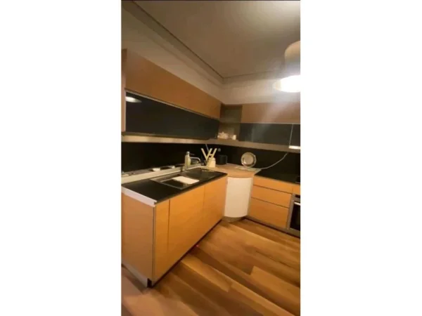 Tirane, jepet me qera apartament 1+1+Aneks+Ballkon Kati 2, 75 m² 700 € (PAZARI I RI)