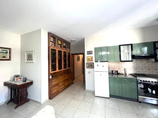 Tirane, jepet me qera apartament 1+1+Aneks+Ballkon Kati 4, 600 € (Myslym shyri)