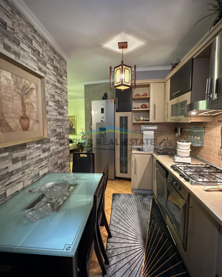 Tirane, jepet me qera apartament 1+1+Ballkon Kati 4, 75 m² 700 € (Stadiumi Air Albania)