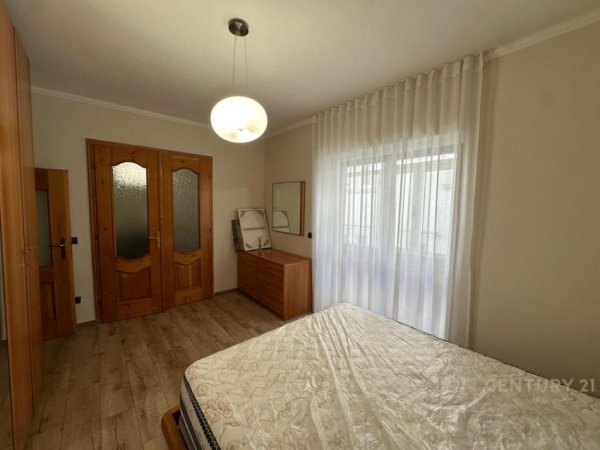 Tirane, jepet me qera apartament 1+1 Kati 3, 100 m² 800 € (Rr. Kavajes)