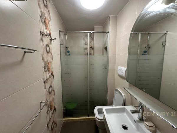 Tirane, jepet me qera apartament 1+1 Kati 3, 100 m² 800 € (Rr. Kavajes)