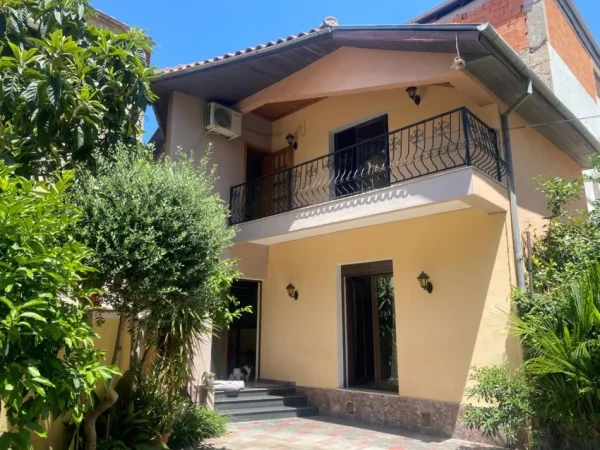 Tirane, jepet me qera apartament 2+1+Ballkon Kati 2, 90 m² 550 €