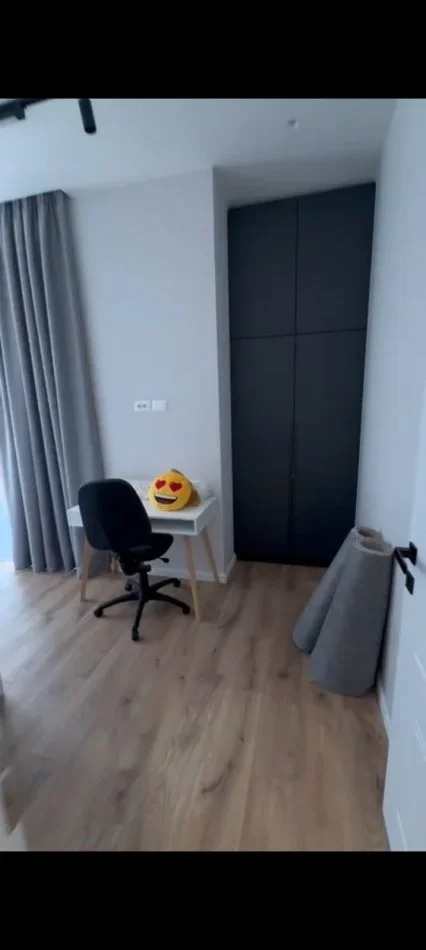 Super apartament 2+1+parkim me qera tek Komuna e Parisit (700 Euro)