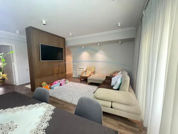 Tirane, shitet apartament 3+1+Ballkon Kati 4, 109 m² 250.000 € (21 Dhjetori)