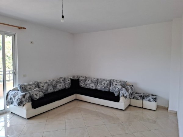 Tirane, jepet me qera apartament 3+1 Kati 4, 140 m² 350 € (Fresk)