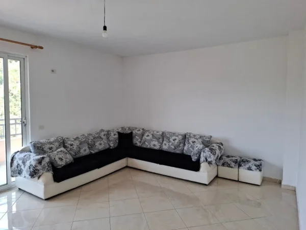 Tirane, jepet me qera apartament 3+1 Kati 4, 140 m² 350 € (Fresk)