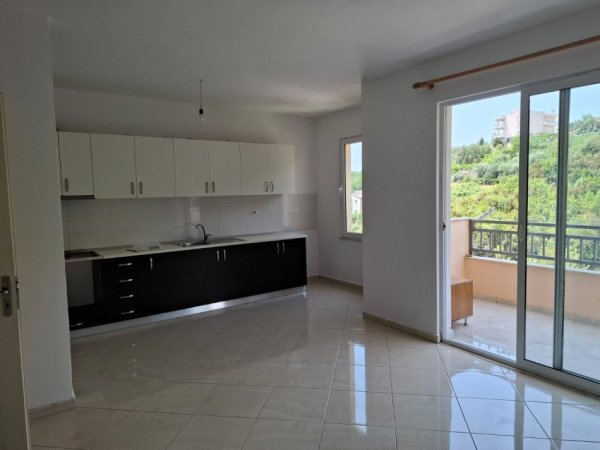 Tirane, jepet me qera apartament 3+1 Kati 4, 140 m² 350 € (Fresk)