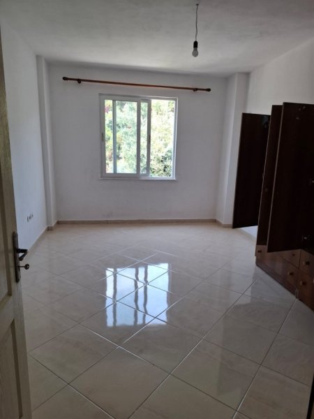Tirane, jepet me qera apartament 3+1 Kati 4, 140 m² 350 € (Fresk)