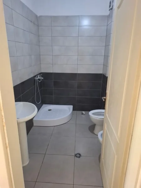 Tirane, jepet me qera apartament 3+1 Kati 4, 140 m² 350 € (Fresk)