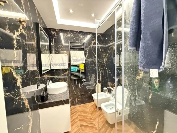 Tirane, jepet me qera apartament 2+1 Kati 4, 120 m² 1.500 € (Kopshti botanik prane xhamise)