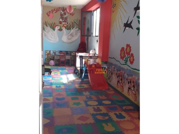 Tirane, jepet me qera ambjent biznesi Kati 0, 200 m² 1.000 € (Yzberisht)