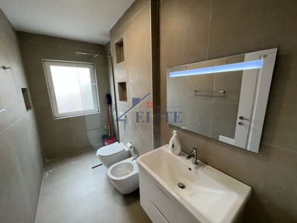 Tirane, jepet me qera apartament 1+1+Ballkon Kati 4, 65 m² 700 € (Rruga e Durresit)