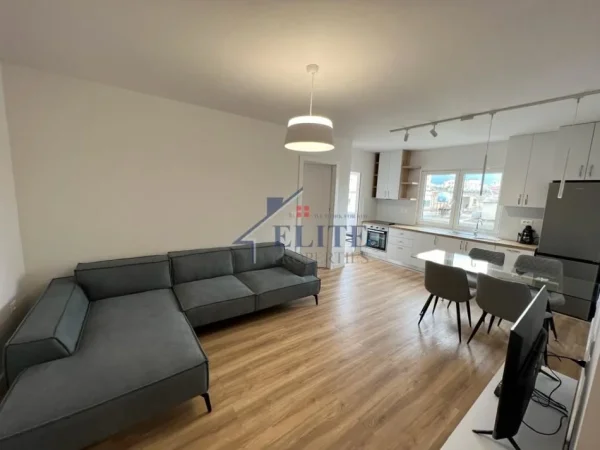 Tirane, jepet me qera apartament 1+1+Ballkon Kati 4, 65 m² 700 € (Rruga e Durresit)