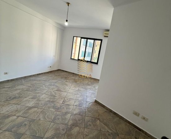 Tirane, shitet garsonier 1+1 Kati 3, 45 m² 110.000 € (Rruga Luigj Gurakuqi, prane Sheshit Avni Rustemi)