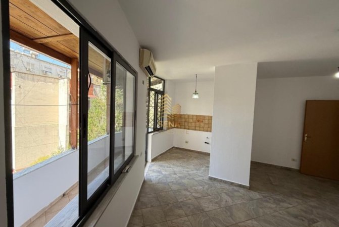 Tirane, shitet garsonier 1+1 Kati 3, 45 m² 110.000 € (Rruga Luigj Gurakuqi, prane Sheshit Avni Rustemi)