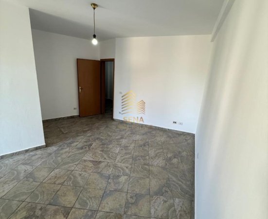 Tirane, shitet garsonier 1+1 Kati 3, 45 m² 110.000 € (Rruga Luigj Gurakuqi, prane Sheshit Avni Rustemi)