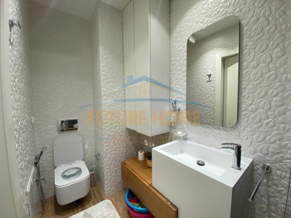 Tirane, jepet me qera apartament 2+1+2+Post Parkimi, Kati 4, 119 m² 2.000 €