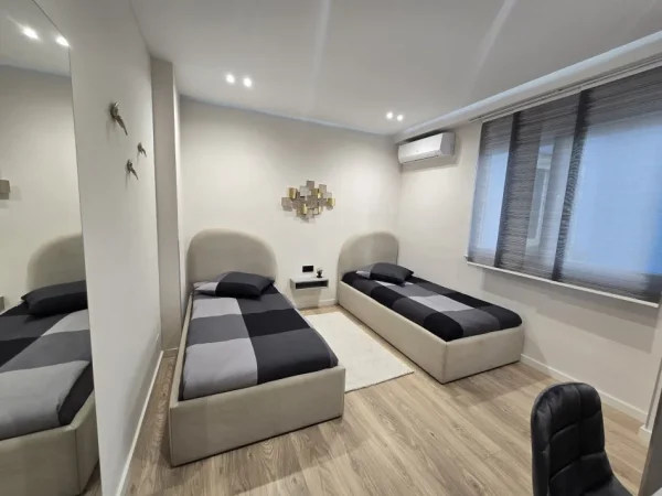 Tirane, jepet me qera apartament 2+1+Ballkon Kati 3, 120 m² 1.500 € (Myslym Shyri)