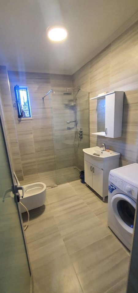 Tirane, jepet me qera apartament 2+1 Kati 1, 400 Euro