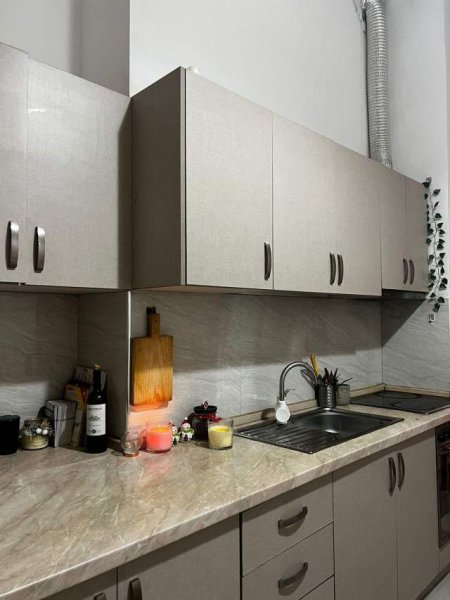 Tirane, jepet me qera apartament 1+1+BLK Kati 1, 60 m² 300 Euro (Rr. 5 Maj prane Medresese)