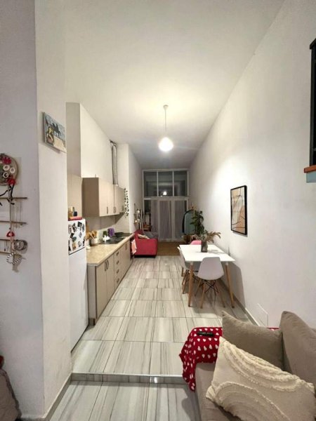 Tirane, jepet me qera apartament 1+1+BLK Kati 1, 60 m² 300 Euro (Rr. 5 Maj prane Medresese)