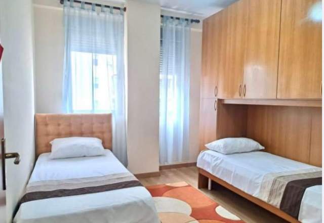 Tirane, jepet me qera apartament 2+1+A+BLK Kati 6, 106 m² 550 Euro (Ish parku i autobuzeve)