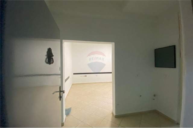 Tirane, jepet me qera zyre Kati 1, 25 m² 350 Leke (Ish-Ekspozita)