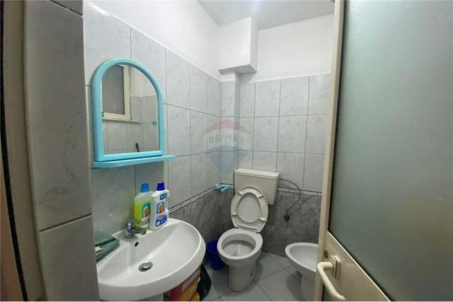 Tirane, jepet me qera zyre Kati 1, 25 m² 350 Leke (Ish-Ekspozita)