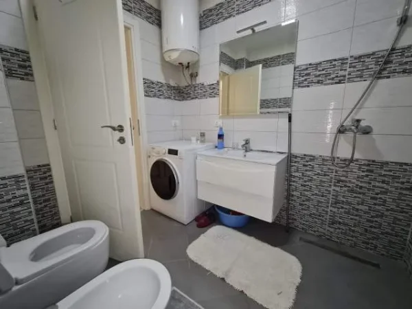 Tirane, jepet me qera apartament 2+1 Kati 4, 900 Euro (rruga Elbasanit)