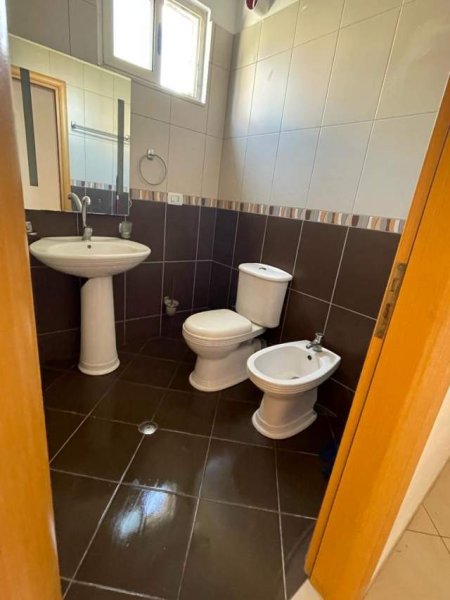 Tirane, jepet me qera apartament 2+1+BLK Kati 2, 105 m² 40.000 Leke (rruga 3 deshmoret)