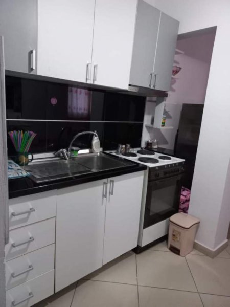 Tirane, jepet me qera garsonier Kati 4, 40 m² 300 Euro