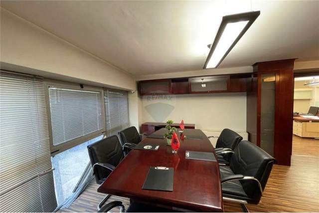 Tirane, jepet me qera zyre 110 m² 1.000 Euro (bulevardi bajram curri)