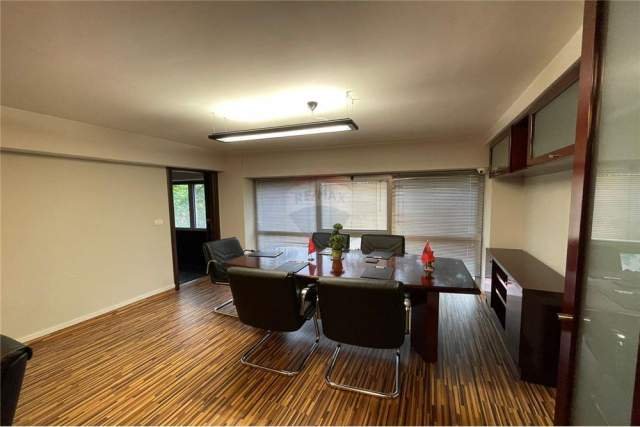 Tirane, jepet me qera zyre 110 m² 1.000 Euro (bulevardi bajram curri)