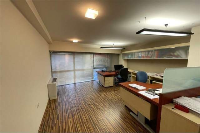 Tirane, jepet me qera zyre 110 m² 1.000 Euro (bulevardi bajram curri)