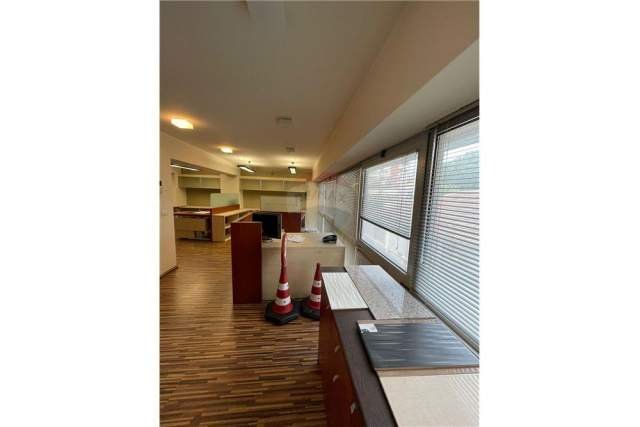 Tirane, jepet me qera zyre 110 m² 1.000 Euro (bulevardi bajram curri)