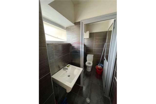 Tirane, jepet me qera zyre 110 m² 1.000 Euro (bulevardi bajram curri)